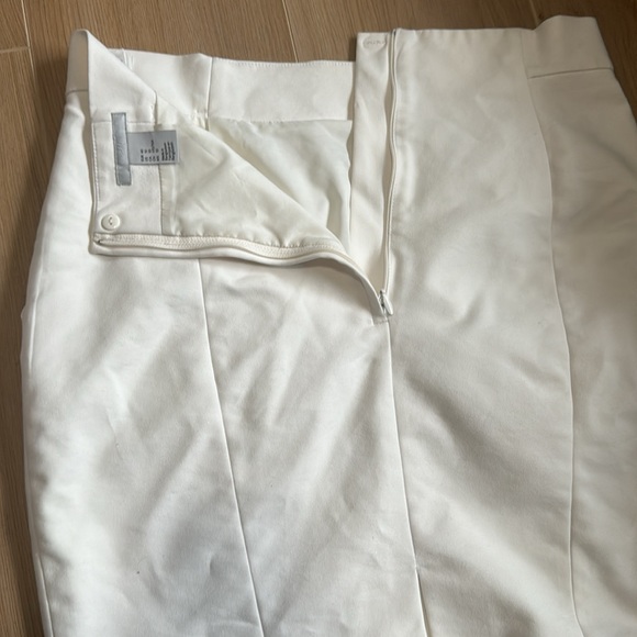 Cream knee length skirt with pockets. - Picture 3 of 4